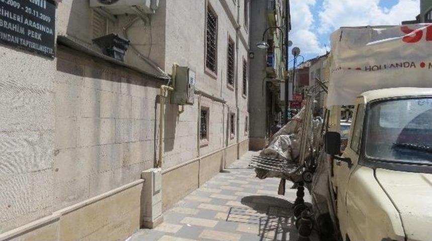 Hurda Toplama Aracının Cami &Ouml;n&uuml;ne Park Edilmesine Esnaf Tepkisi