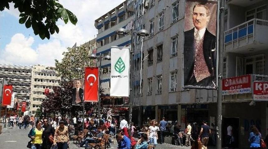 &Ccedil;ankaya&rsquo;da Kutlamalar Yerine Atat&uuml;rk Ve T&uuml;rk Bayrağı
