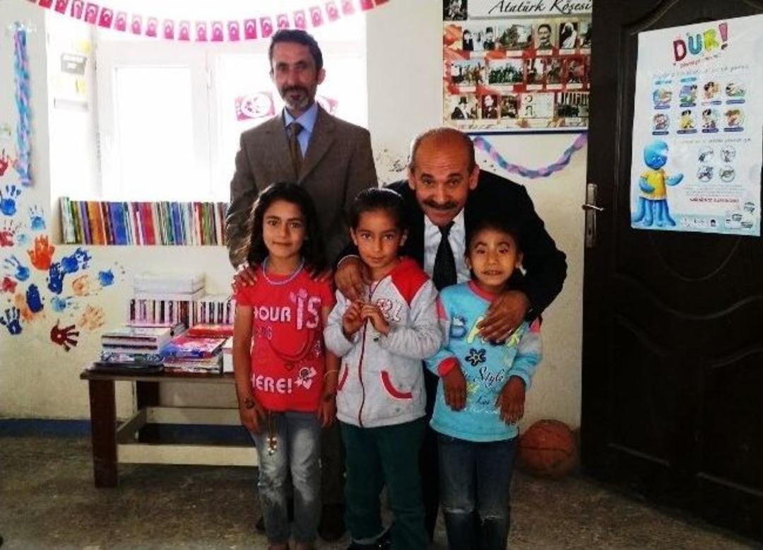 G&ouml;n&uuml;ll&uuml;ler K&ouml;y Okullarına Yardım Taşıyor