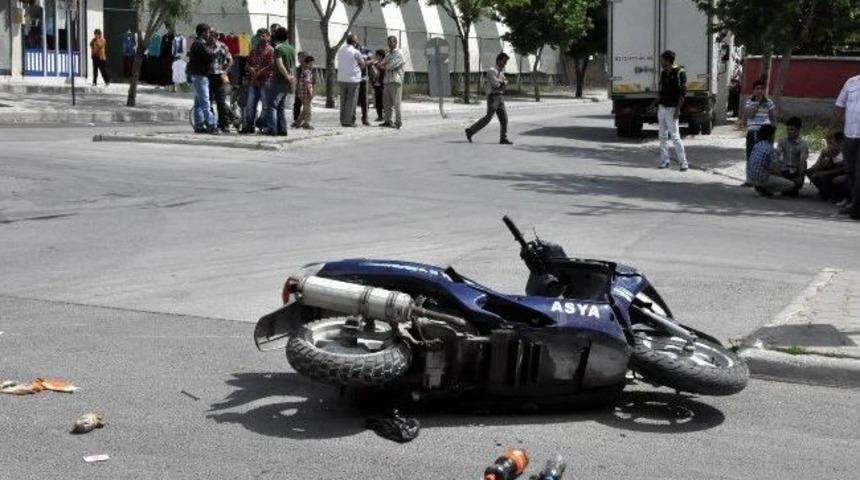 Kamyonetle &Ccedil;arpışan Motosikletli Hayatını Kaybetti