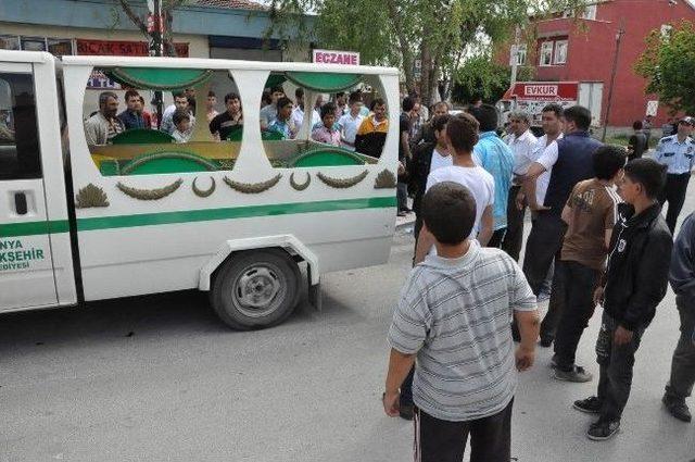 Kamyonetle &Ccedil;arpışan Motosikletli Hayatını Kaybetti 1