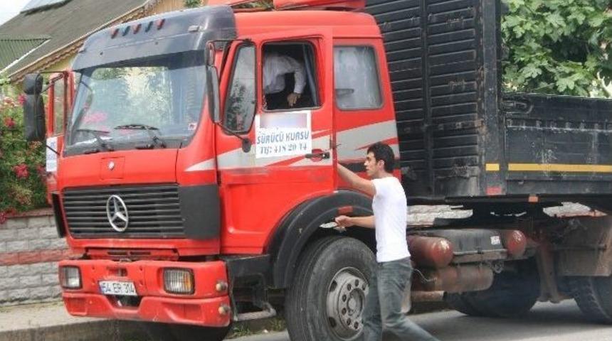 D&uuml;nya Şampiyonu Motosiklet Yarış&ccedil;ısı Sofuoğlu, Ehliyet İ&ccedil;in Tır Kullandı