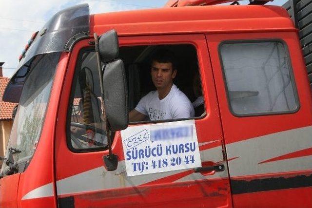 D&uuml;nya Şampiyonu Motosiklet Yarış&ccedil;ısı Sofuoğlu, Ehliyet İ&ccedil;in Tır Kullandı 1