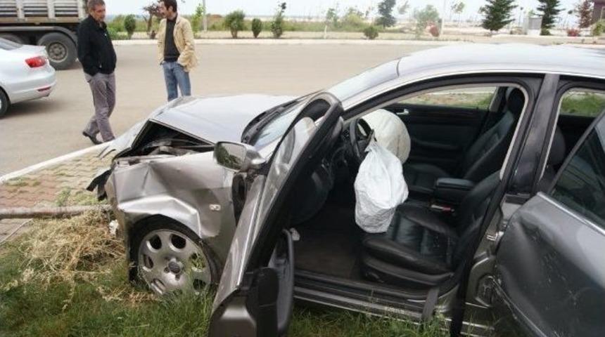 Giresun&rsquo;da Otomobil Dolmuş Durağına Girdi: 2 Yaralı