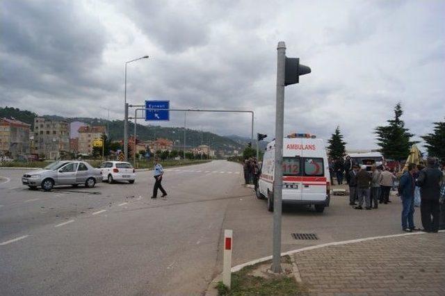 Giresun’da Otomobil Dolmuş Durağına Girdi: 2 Yaralı 1