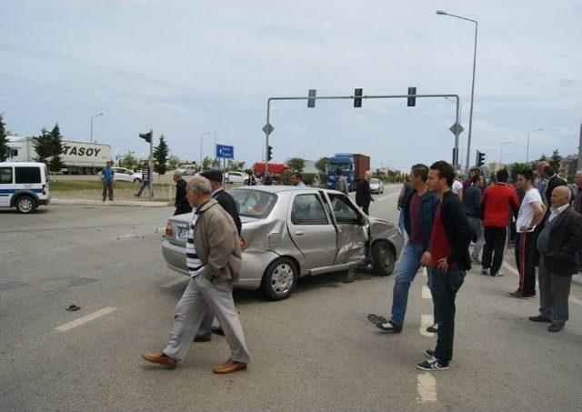 Giresun’da Otomobil Dolmuş Durağına Girdi: 2 Yaralı 3