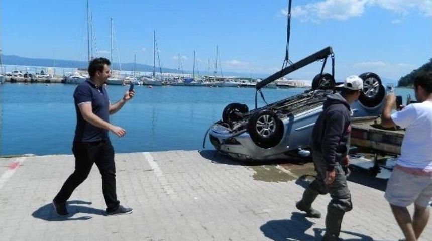 El Freni &Ccedil;ekilmeyi Unutulan Ara&ccedil; Denize D&uuml;şt&uuml;