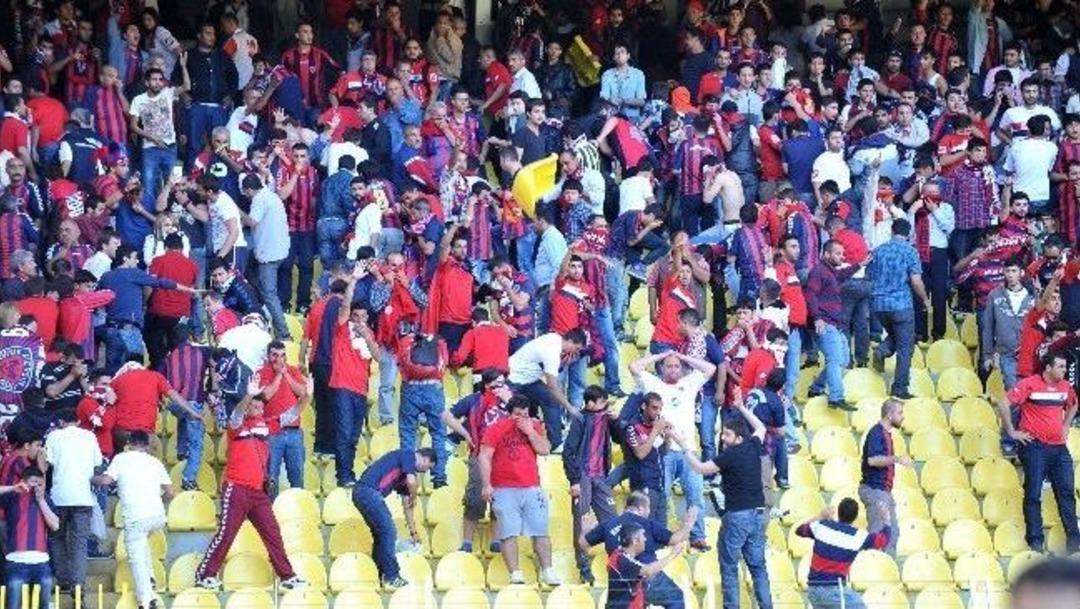 Ş&uuml;kr&uuml; Saracoğlu'nda Trib&uuml;n Krizi