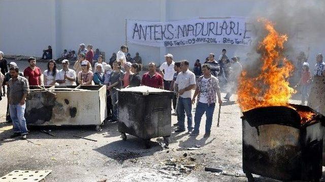 Kamyon Şoförü Yolu Kapatan İşçilerin Üzerine Kamyonu Sürdü