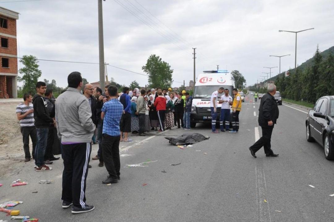 Otomobilin &Ccedil;arptığı Seyyar Satıcısı &Ouml;ld&uuml;
