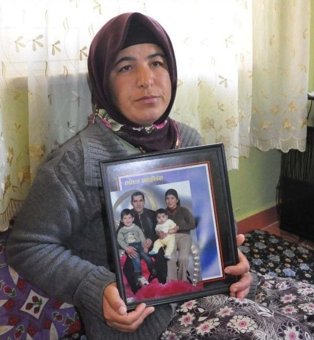 Madende &Ouml;len Babalarının Tahtadan Yaptığı Oyuncaklarla Oynuyorlar