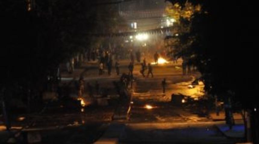 Gazi Mahallesi&rsquo;ndeki Korsan G&ouml;steriye Polis M&uuml;dahalesi