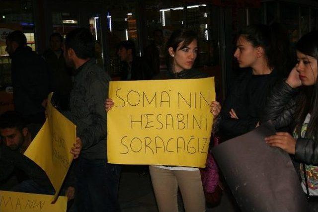 Kars&rsquo;ta &Ouml;ğrencilerden Soma İ&ccedil;in Oturma Eylemi 1