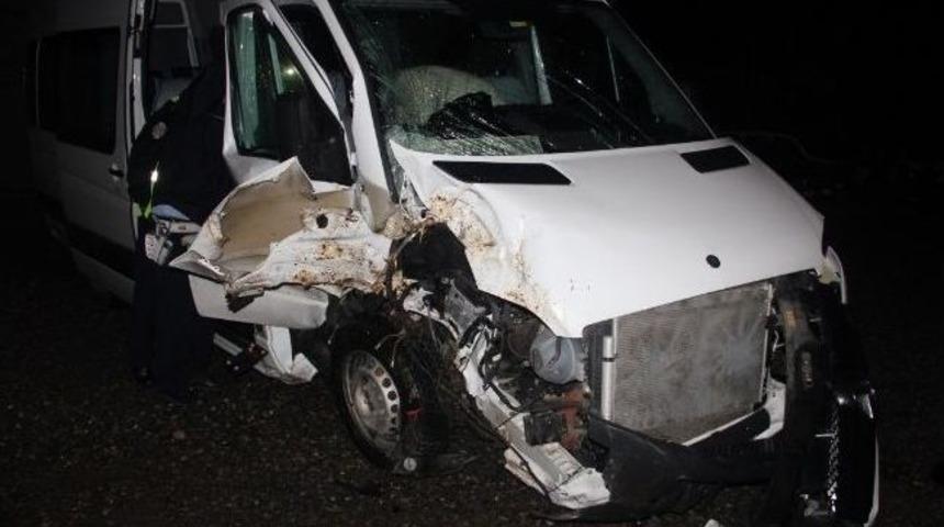 Tur Minib&uuml;s&uuml; Kaza Yaptı: 12 Yaralı