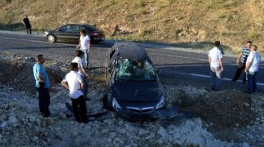 Takla Atan Otomobil Şarampole Yuvarlandı