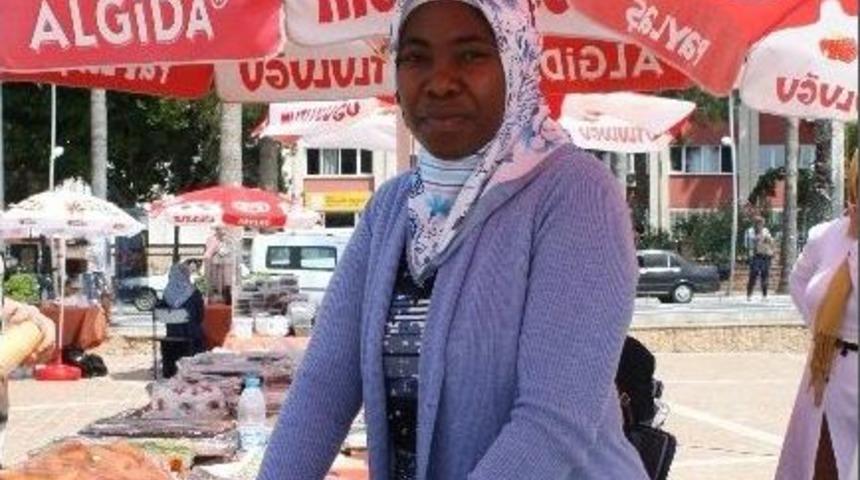 (&ouml;zel Haber) Eğitime Afrikalı Kadından &Ccedil;iğ K&ouml;fteli Destek