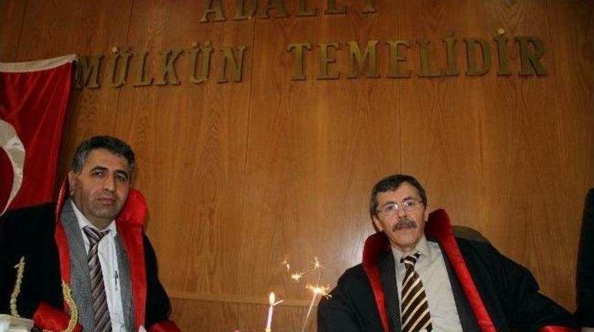 Tecrübeli Hakim, 26 Yılını Geçirdiği Kürsüde Kesilen Pasta İle Uğurlandı
