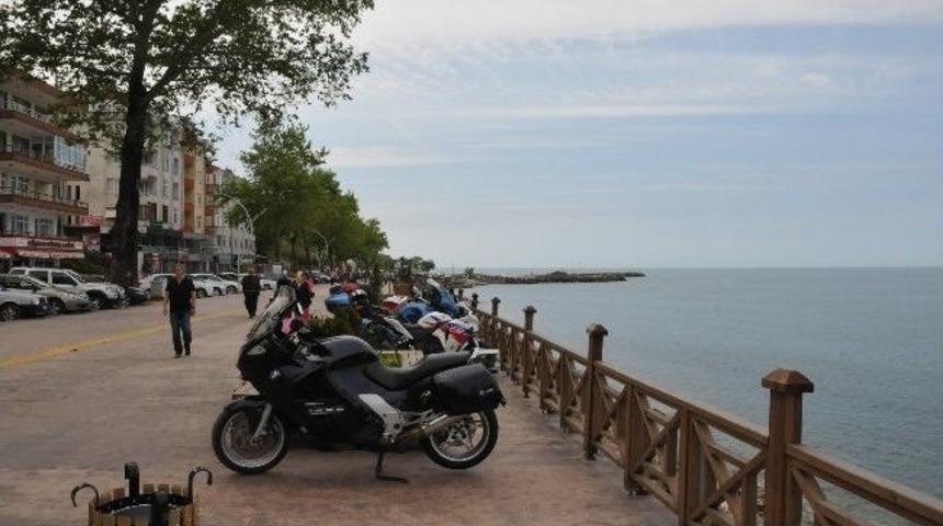 Ak&ccedil;akoca'da Kaldırımlar Motosiklet Parkı Oldu