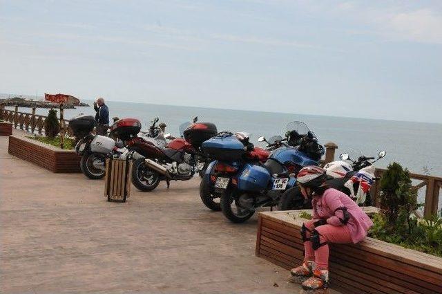 Ak&ccedil;akoca da Kaldırımlar Motosiklet Parkı Oldu 1