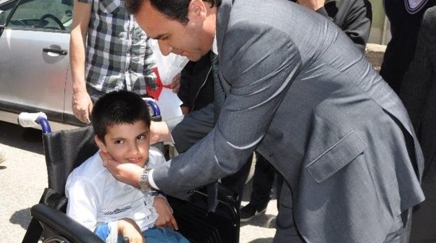 &Ouml;ğrencilerden Bedensel Engelli &Ccedil;ocuğa Sandalye