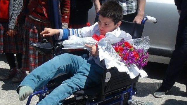 Öğrencilerden Bedensel Engelli Çocuğa Sandalye 1