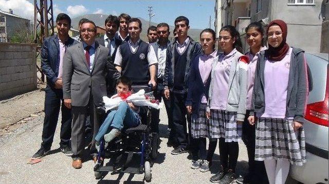 Öğrencilerden Bedensel Engelli Çocuğa Sandalye 2