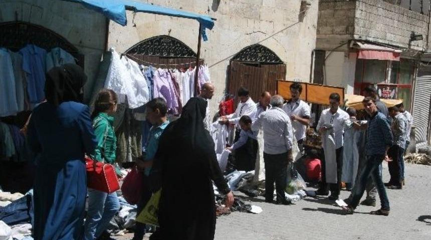 Suriyeliler, Sabah Pazarında İkinci El Eşya Satıyor