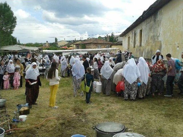 Uzunalan K&ouml;y&uuml;nde Hayır Yemeği D&uuml;zenlendi 3