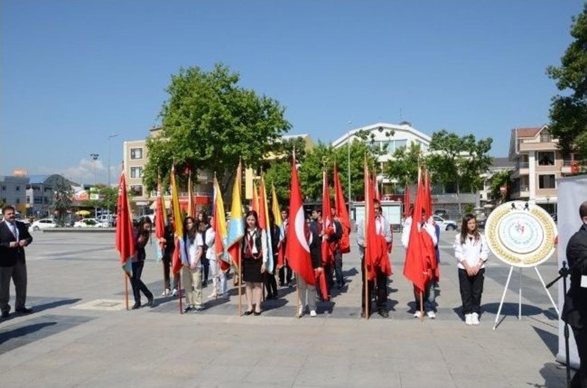 D&uuml;zce&rsquo;de 19 Mayıs &Ccedil;elenk Sunma T&ouml;reni Ger&ccedil;ekleştirildi