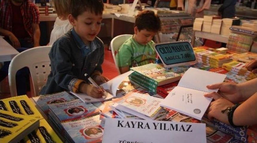 T&uuml;rkiye&rsquo;nin En K&uuml;&ccedil;&uuml;k Yazarları Kitaplarını İmzaladı