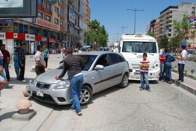 Batman’da İki Araç Çarpıştı