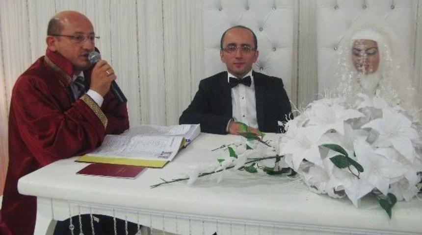 Başkan &Ouml;zcan, İlk Nikahını Kıydı
