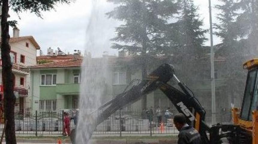 Şebeke Borusu Patladı, Su Metrelerce Havaya Fışkırdı