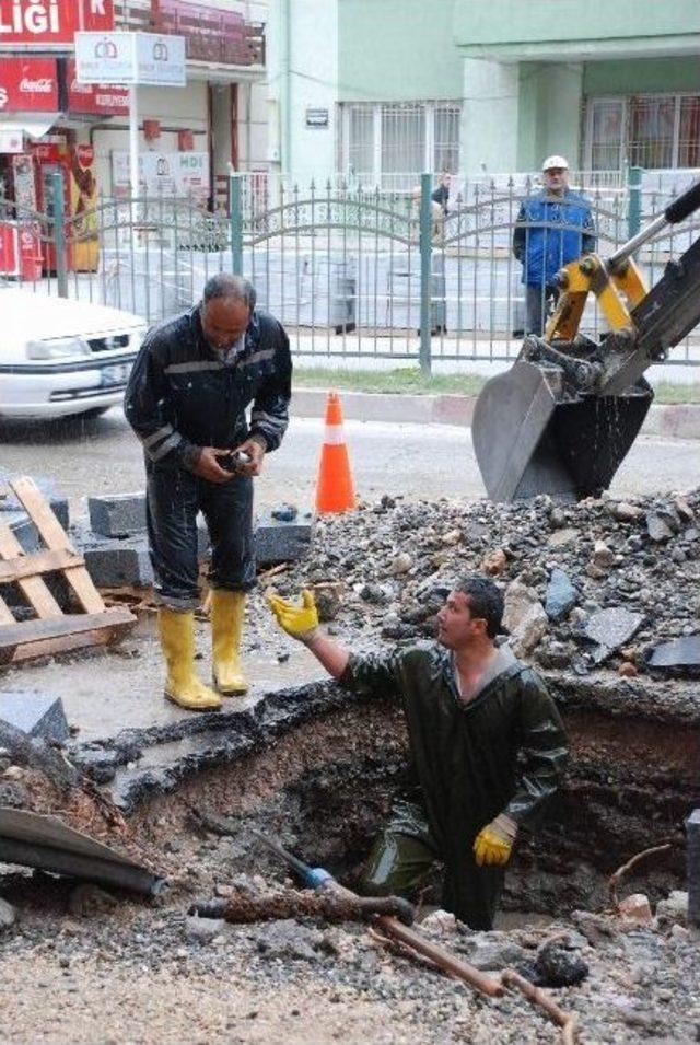 Şebeke Borusu Patladı, Su Metrelerce Havaya Fışkırdı