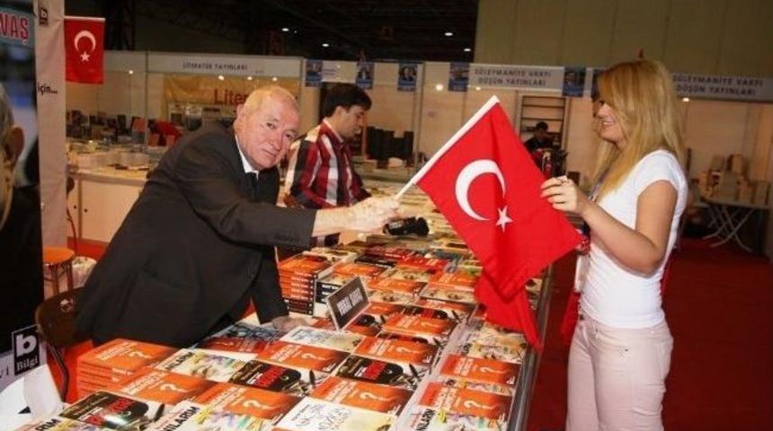 Kitap Fuarı Kırmızı Beyaza Boyandı