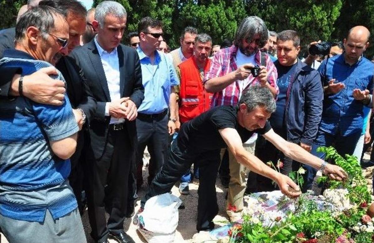 Trabzonspor, Siyah Tiş&ouml;rtlerle Maden Şehitliğini Ziyaret Etti