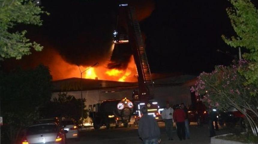 Seferihisar'da İşletmede &Ccedil;ıkan Yangın Korkuttu