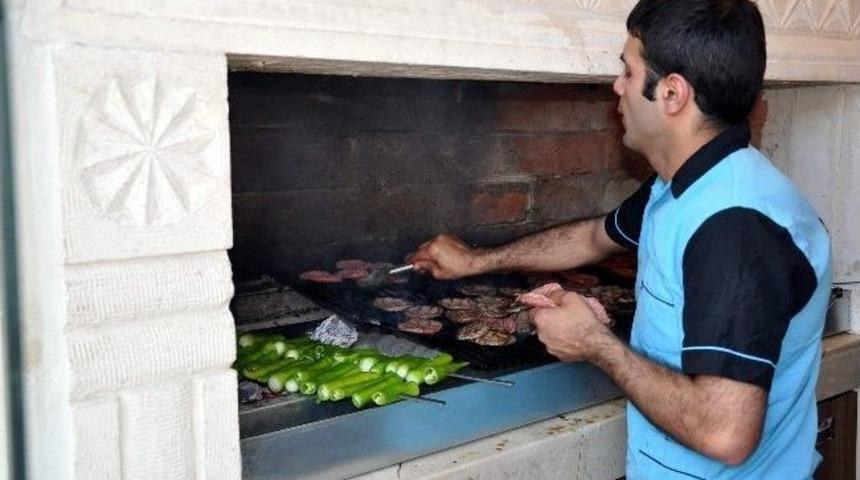 Sivaslı Lokantacı, Bir G&uuml;nl&uuml;k Hasılatını Soma&rsquo;ya G&ouml;nderecek