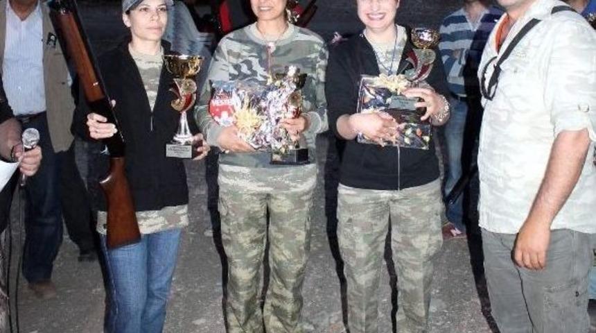 Avcı Kadınlar Tam Otomatik Av T&uuml;feği İ&ccedil;in Yarıştı