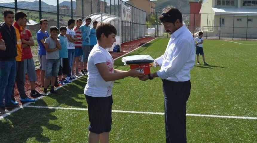 Hozat Belediyesi'nden Futbol Okuluna Yardım