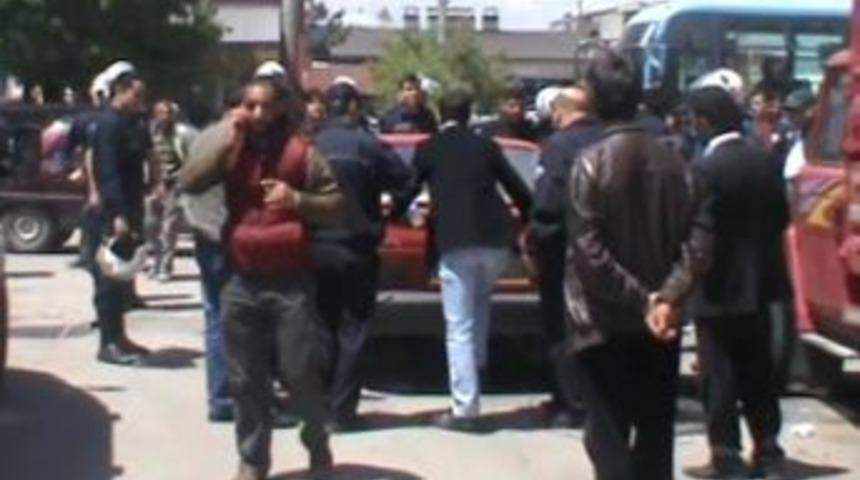 Anahtarla A&ccedil;ılmayan Otonun Bagajını Tekmeyle A&ccedil;tı