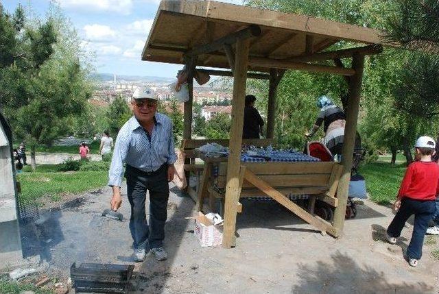 Afyonkarahisar’da Vatandaş 19 Mayıs Tatilinde Piknik Alanlarına Akın Etti