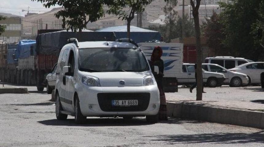 Kundaktaki Bebekle Dileniyorlar