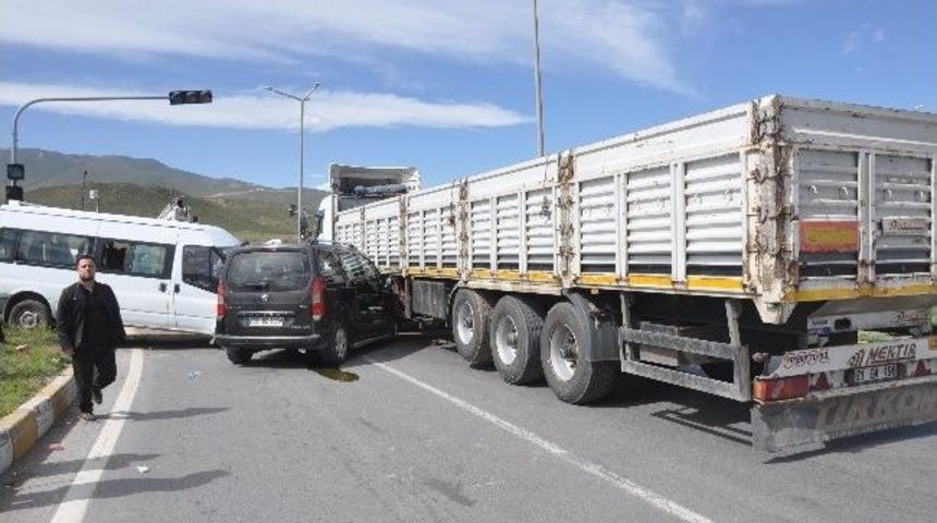 Bitlis'te Zincirleme Kaza: 3'&uuml; Ağır 31 Yaralı