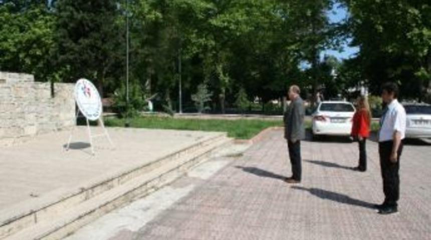 &Ccedil;elenk Sunma T&ouml;renine &Uuml;&ccedil; Kişi Katıldı