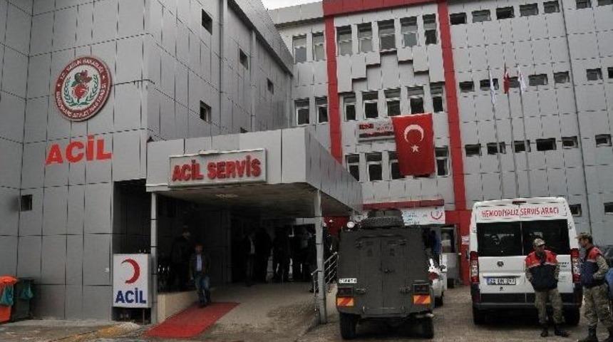 G&uuml;m&uuml;şhane&rsquo;de &Ouml;ğrenci Servisi Kanala Girdi: 3 Yaralı