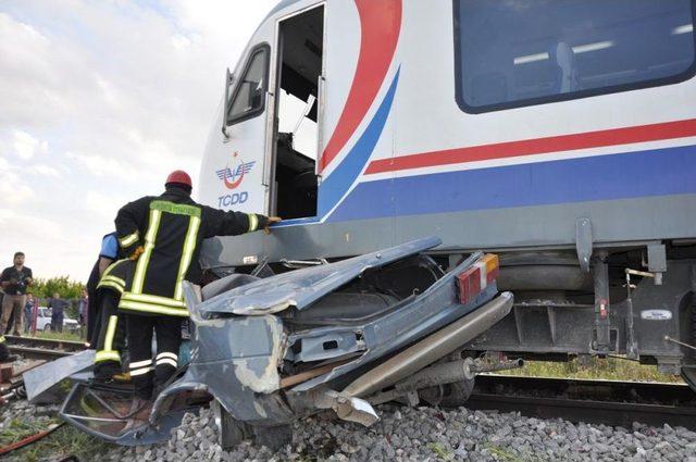 Konya'da Yolcu Treni, Hemzemin Geçitte Otomobile Çarptı: 2 Ölü