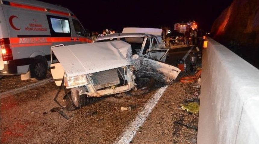 Antalya&rsquo;da İki Ara&ccedil; Kafa Kafaya &Ccedil;arpıştı: 2 &Ouml;l&uuml;, 1 Yaralı