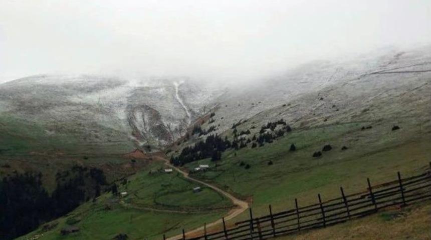 G&uuml;m&uuml;şhane&rsquo;nin Y&uuml;ksekleri Beyaza B&uuml;r&uuml;nd&uuml;