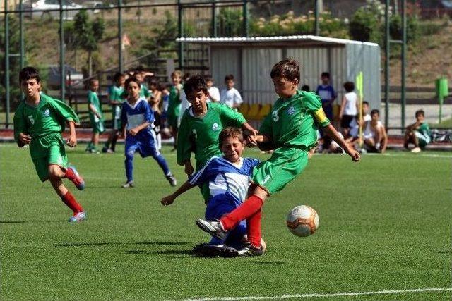 Foça Belediyespor'un Minikleri Şampiyon